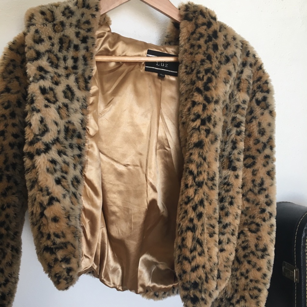Leopard print cropped faux fur coat